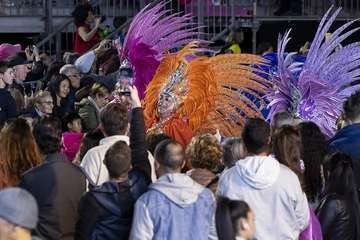  Telde disfruta con el pasacalle de los protagonistas del Carnaval de 'Studio 54'/Lpacarnaval.